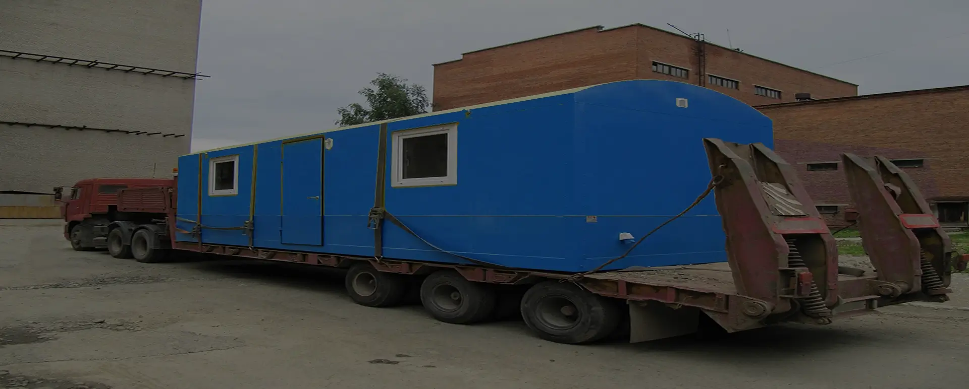 Заказать безопасную и качественную перевозку вагон домов и блок комнат по России из Верхних Кигов специализированными низкорамными тралами